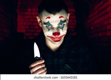 صورة مقربة لرجل الجوكر. صورة فوتوغرافية مخزنة لرجل الجوكر وهو يضع المكياج في غرفة الرعب.