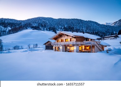 Chalet de madera en los Alpes en una fría noche de invierno