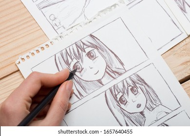 Artista dibujando un cómic de anime en un estudio.