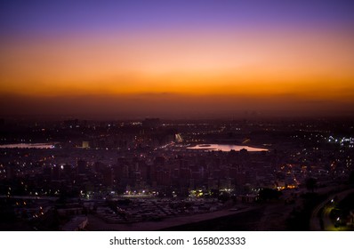 Kairo bunte Sonnenuntergang Skyline von Muqattam City, Panorama - Ägypten. Blick vom Berg Al Mokattam auf Kairo. Luftbild auf Kairo bei Sonnenuntergang, Panorama vom Berg Mokattam