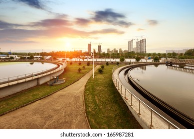 Moderna planta de tratamiento de aguas residuales urbanas.