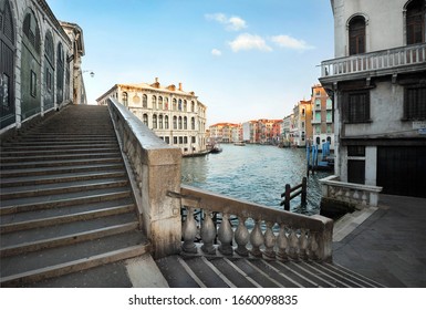 Cầu Rialto và kênh đào Grand Canal, Venice, Ý - cầu thang trống và bờ kè ở thành phố nổi tiếng của Ý