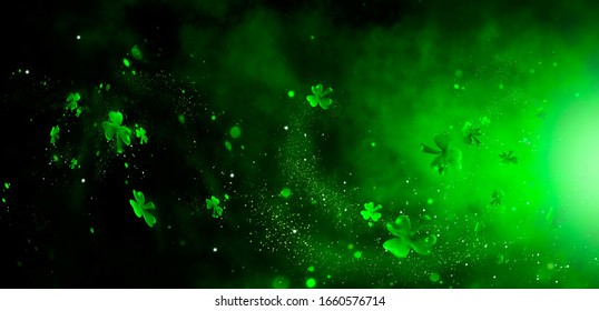 シャムロックの葉で飾られた聖パトリックの日の抽象的な緑の背景。祝うパトリックデイのパブパーティー。抽象的なボーダーアートデザインの魔法の背景。コピースペース付きの黒のワイドスクリーンクローバー