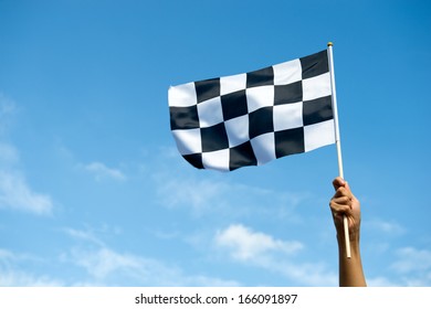市松模様のレース旗を手に。