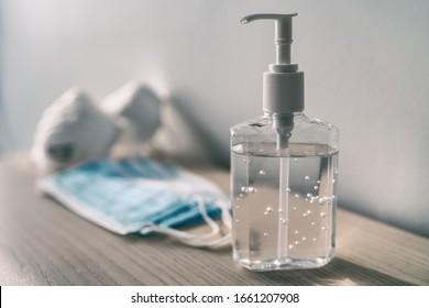 Prevención de coronavirus, mascarillas quirúrgicas médicas y gel desinfectante de manos para la higiene de las manos, protección contra virus corona.