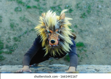 Fra a schwaarze Kleed a Wollef Mask
