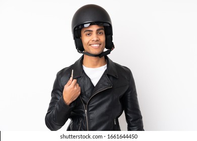 孤立した白い背景の上のオートバイのヘルメットを持つ若いハンサムな男