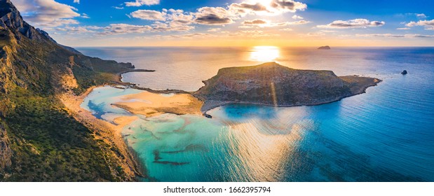 Impresionante vista aérea de la laguna de Balos con mágicas aguas turquesas, lagunas, playas tropicales de arena blanca pura y la isla de Gramvousa en Creta, Grecia