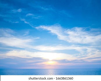 美しい自然の海の夕日の曇りトーン イメージ。