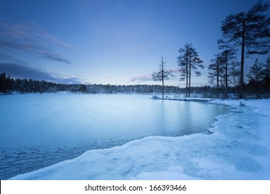Danau lanskap musim dingin Swedia