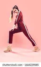 Modni koncept. Sportsko šik stil. Portret cijele dužine lijepe djevojke u modernoj sportskoj odjeći.
