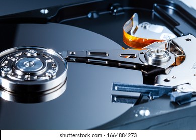 Un disco duro de computadora abierto para reparación. disco duro Componentes para ps. Almacenamiento y restauración de datos digitales.