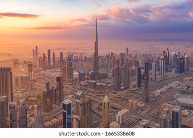Luftfoto af Burj Khalifa i Dubai Downtown skyline og motorvej, De Forenede Arabiske Emirater eller UAE. Finansdistrikt og forretningsområde i smart urban by. Skyskraber og højhuse ved solnedgang.