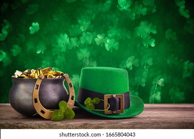 Topi Hari St Patrick dan pot dengan koin emas di latar belakang bokeh hijau berkelap-kelip