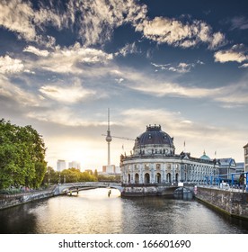 日の出直後のベルリン、ドイツの博物館島とテレビ塔の眺め。