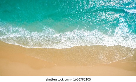 Imagen aérea de la vista superior de un dron de una impresionante playa de hermosos paisajes marinos con agua turquesa con espacio para copiar su texto. Hermosa playa de arena con agua turquesa, toma aérea de drones UAV