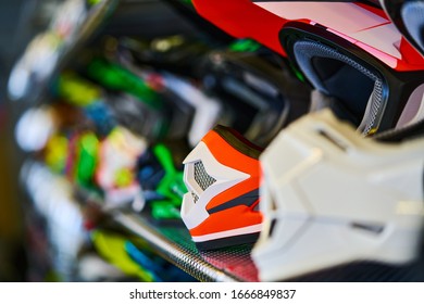 Motocicletas y accesorios en la moderna tienda de motocicletas. Cosas de moteros. Cascos sobre fondo de madera. Enfoque selectivo.