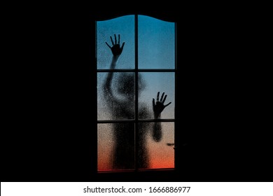 Siluet gelap seorang gadis sendirian dalam isolasi pada latar belakang terang di balik pintu kaca tertutup. Gambar abstrak kesedihan, duka, apatis, depresi, melankolis. Gadis terkunci di kedalaman alam bawah sadar.
