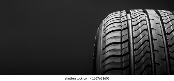 灰色の背景に、黒の分離ゴム タイヤ