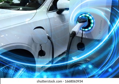 EV Auto oder Elektrofahrzeug an der Ladestation mit eingestecktem Netzkabel auf verschwommener Natur mit blauem Energieeffekt. Umweltfreundliches nachhaltiges Energiekonzept.