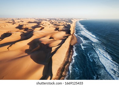 ナミブ砂漠と大西洋が出会う場所、スケルトン海岸、南アフリカ、ナミビア、空撮