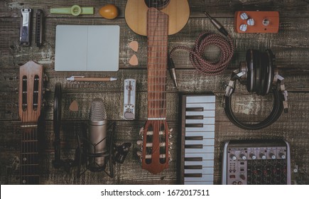 Cantante, compositor, grabación casera y productor musical concepto plano. Ideal para páginas de inicio, diarios, publicidad, afiches, etc. Cosas de músicos de estilo de vida en una mesa de madera antigua y envejecida. Filtrado