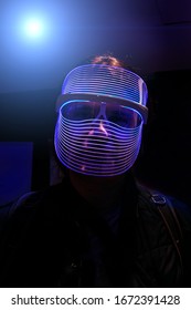 Potret lelaki bertopeng futuristik dalam gaya cyberpunk