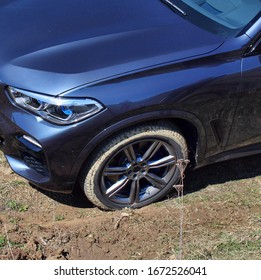รถด้านหน้า New BMW X5 ในเส้นทางออฟโรด