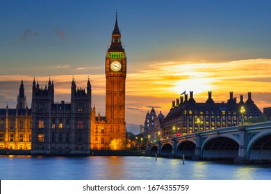 Big Ben en Westminster Bridge in Londen bij zonsondergang, UK