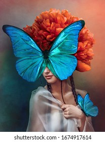 Surrealistický portrét ženy s motýly a květ pivoňky. Interiérové ​​fotografické umění ve stylu art deco. Krásný surrealistický umělecký obraz s modrou, oranžovou, zelenou barvou. Kombinovaná média.
