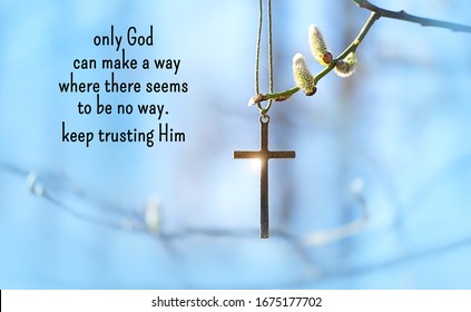 道がないように見えるところに道を作ることができるのは神だけです。彼を信頼し続ける - 宗教の引用. 柳の枝とキリスト教が青い空を背景に交差します。イースター、パームサンデー、信仰、教会、宗教の概念