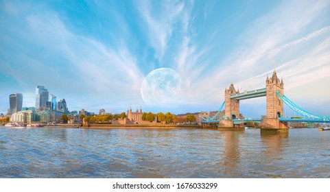 Panoráma mosta Tower Bridge, Tower of London a moderná panoráma na rieke Temža s mesiacom v splne - Londýn, Spojené kráľovstvo "Prvky tohto obrázku poskytnuté NASA "