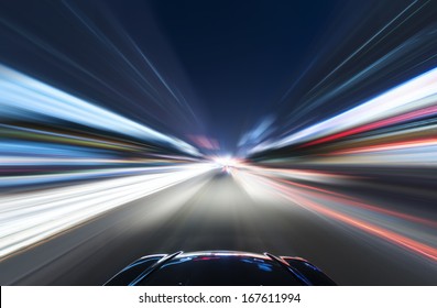 mobil di jalan dengan latar belakang blur