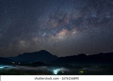 カラフルな天の川と山の夜の風景。キナバル山と星空。美しい宇宙。宇宙背景