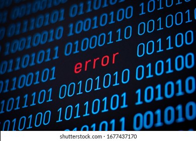 Código binario en la pantalla del ordenador con error de inscripción roja en el medio. Concepto de error de datos, información incorrecta