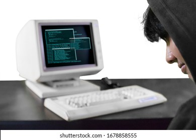 Hình ảnh nam hacker ngồi trước máy tính và bàn phím bị cô lập trên nền trắng