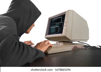 Hình ảnh nam hacker cố gắng đánh cắp thông tin từ hệ thống khi đang nhìn vào máy tính, bị cô lập trên nền trắng