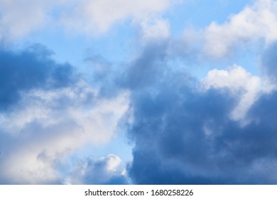 blauwe hemelachtergrond met kleine wolken