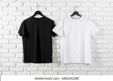 Color blanco y negro dos camisetas lisas, espacio de copia.