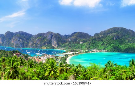 タイのクラビ県にある美しい熱帯のピピ島のパノラマビュー。青い空の下に白い砂浜とターコイズ ブルーの海がある有名なピピ ドン島。