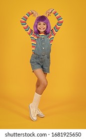 traje de cosplay Chica Otaku en peluca sonriendo sobre fondo amarillo. Concepto de personaje de cosplay. Cultura hobby y entretenimiento. Infancia feliz. aficionado a los animes Fiesta infantil de disfraces. Niño lindo cosplayer.