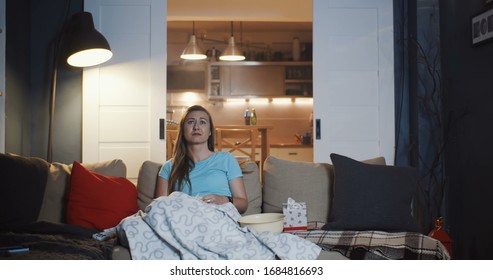 Traureg jonk attraktiv europäesch Fra kräischt, wëscht Tréinen mat Tissue kuckt Dramafilm op der Fernseh doheem Slowmotion.
