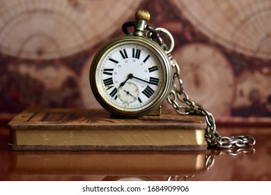 テーブルの上の古い懐中時計