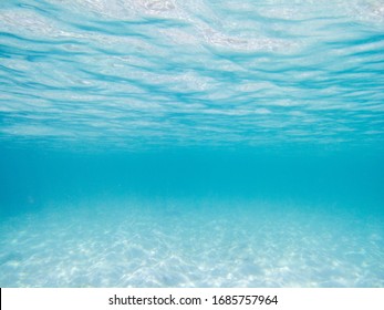 Onderwater blauwe oceaan of zee en wit zand voor achtergrond of achtergrond