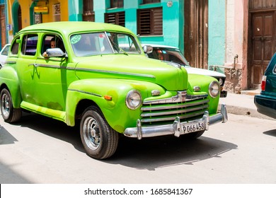 HAVANA, CUBA - APRIL 14, 2017: Mobil antik klasik di Old Havana, Kuba. Transportasi paling populer bagi wisatawan digunakan sebagai taksi.