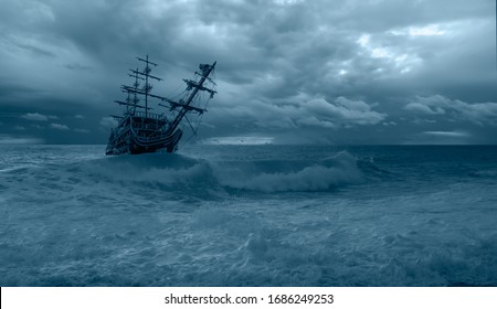 背景の嵐の雲の嵐の海で古い船をセーリング