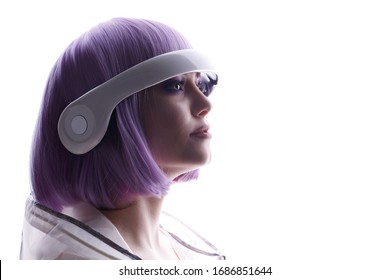 Wanita cantik dengan rambut ungu dalam kostum futuristik di atas latar belakang putih. Gadis berkaca mata realiti maya. Realiti diperkukuh, permainan, teknologi masa depan, konsep AI. VR. Lampu neon biru.