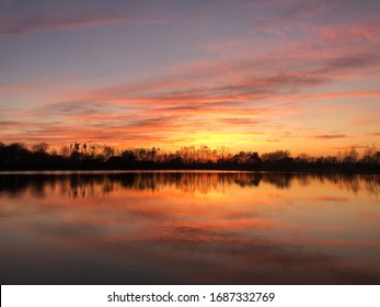 Sonnenuntergangreflexion in einem See um Zelhem, die Niederlande
