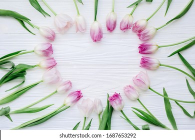 Bingkai daripada Bunga Tulip Merah Jambu dengan hadiah di atas meja putih untuk 8 Mac, Hari Wanita, Hari Lahir, Hari Valentine atau hari Ibu - Closeup