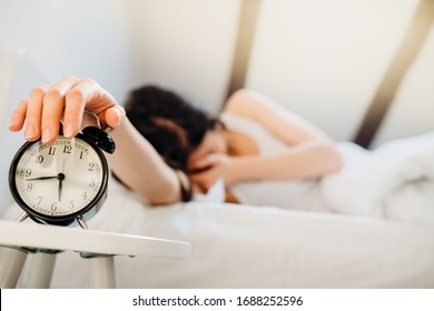 闹钟响了。女人一大早就起床上班。阻塞性睡眠呼吸暂停的影响。精神压力睡眠抑郁。褪黑激素缺乏症。嗜睡症。倦怠综合症，父母劳累过度